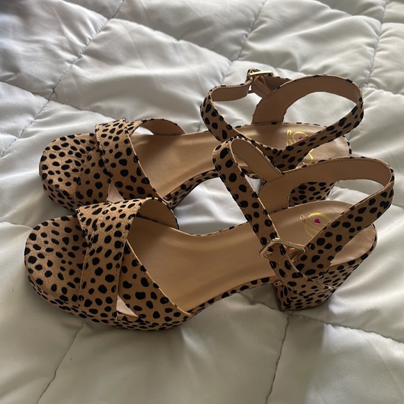 NWT DELICIOUS Cheetah Platform Heels - Picture 2 of 4